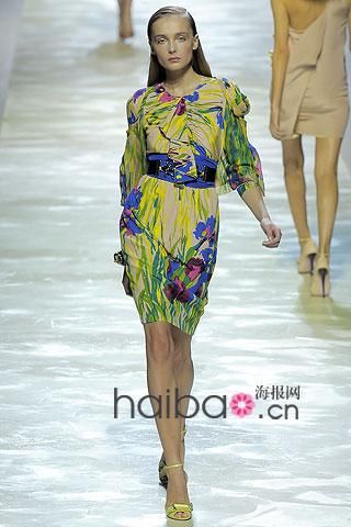 [Blumarine]09����Ůװ��Ľ�мӵĻ���ɫ��1.jpg