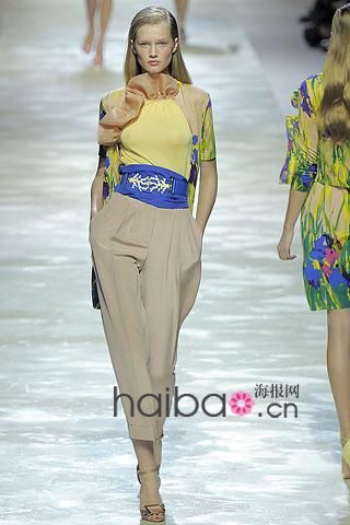[Blumarine]09����Ůװ��Ľ�мӵĻ���ɫ��2.jpg