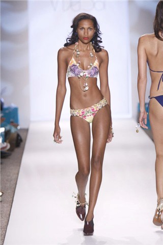 2010泳装流行趋势-V DEL SOL3.jpg