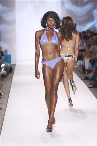2010泳装流行趋势-V DEL SOL12.jpg
