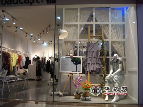 <em>品牌女装播</em>橱窗1.jpg_图片_服装百事通