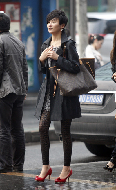 2010早春杭州街头丝袜紧身裤美女.jpg