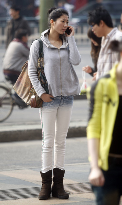 2010早春杭州街头丝袜紧身裤美女.jpg