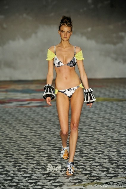 2011春夏Salinas女装发布0.jpg