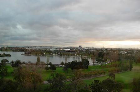 沙卡、斜纹布长裤<em>裤腿</em>起扭的<em>形成</em>_服装百事通