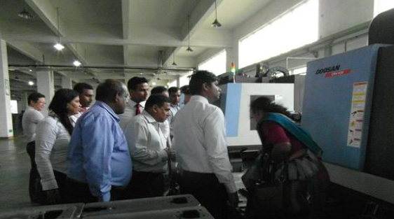 斯里兰卡客商考察参观中屹缝机有望加强合作1.png
