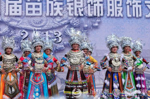 中国凤凰第四届苗族银饰服饰文化节开幕0.jpg
