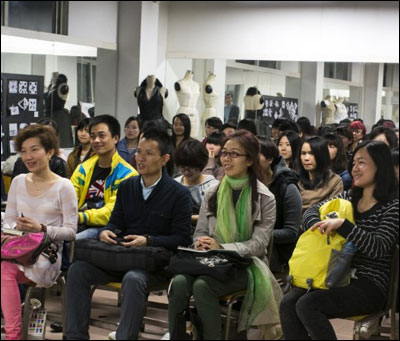 2013香港服装学院专题沙龙“中国与国际服装设计差异”开讲1.jpg
