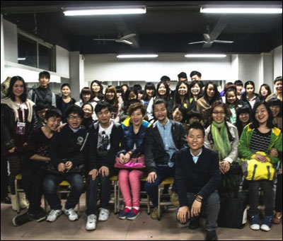 2013香港服装学院专题沙龙“中国与国际服装设计差异”开讲2.jpg