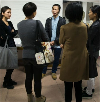 2013香港服装学院专题沙龙“中国与国际服装设计差异”开讲3.jpg