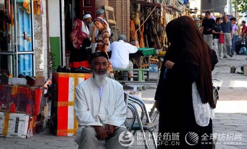 新疆妇女代表：“吉里巴甫”服饰不合维吾尔族传统0.jpg