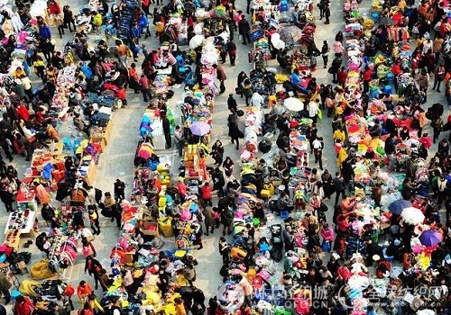 服装市场年前甩卖场面壮观赛春运0.jpg