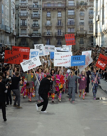 Chanel高调游行仅作秀 时尚真的是抗议绝佳平台？0.jpg