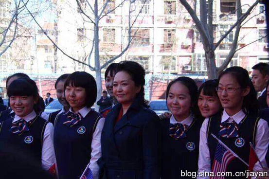 中美第一夫人参观北师二附 优卡校服展现学生风貌1.png
