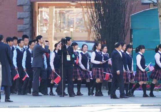中美第一夫人参观北师二附 优卡校服展现学生风貌4.png