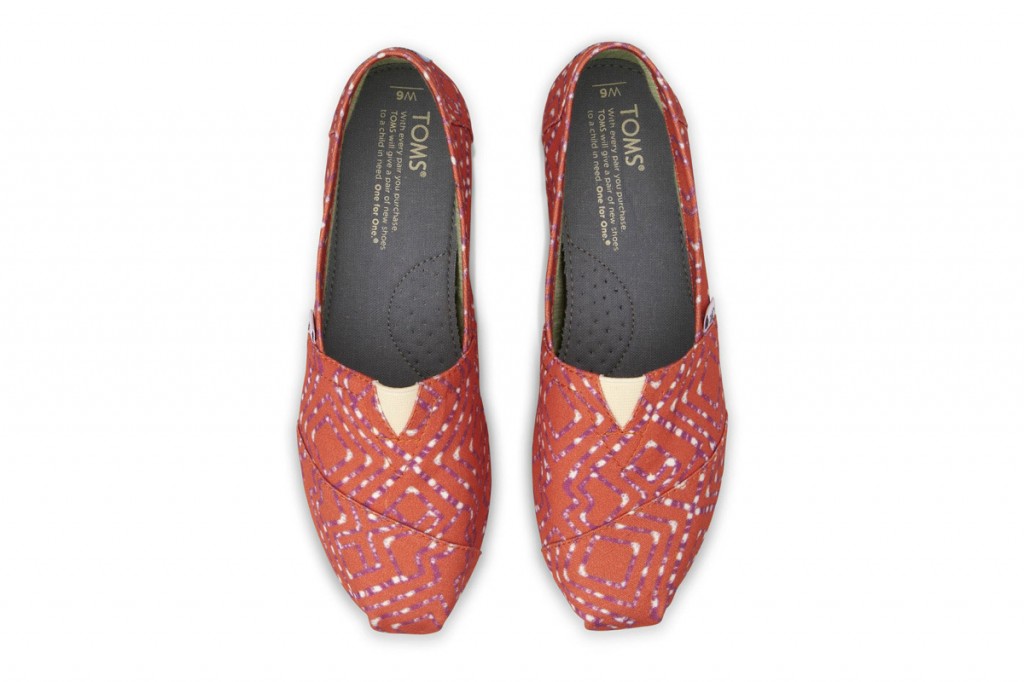 美国时尚品牌汤姆布鞋 (Toms Shoes)推出2014春季印花鞋履2.jpg