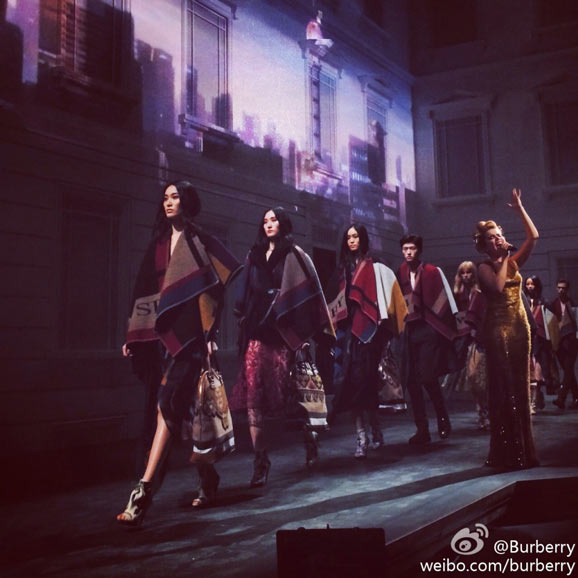 博柏利Burberry歌剧式时装表演 裸眼3D效果震撼全场1.jpg