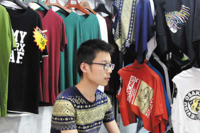 服装城“红”变“白”1.jpg