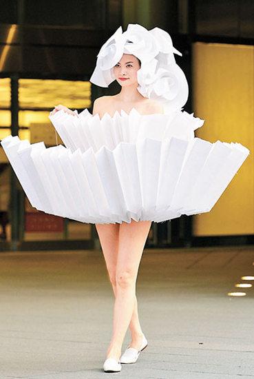 服装设计师巧用折纸工艺 衣服如纸杯蛋糕0.jpg
