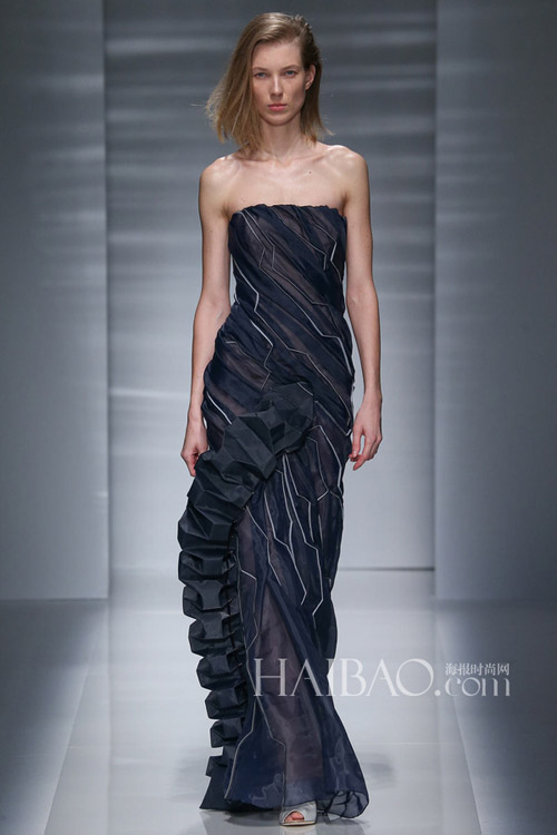 褶皱工艺的强烈表现力！薇欧奈 (Vionnet) 2014秋冬高定秀 海报时尚网亲临2014秋冬巴黎高定时装周6.jpg