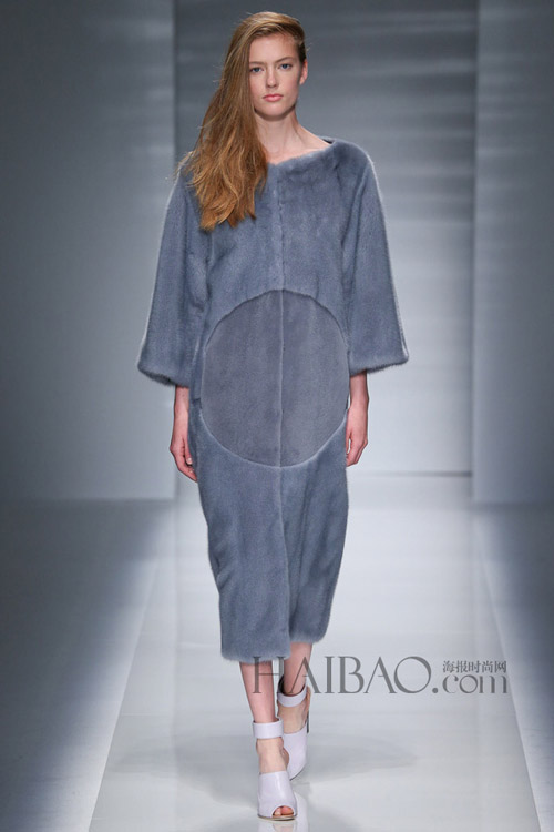 褶皱工艺的强烈表现力！薇欧奈 (Vionnet) 2014秋冬高定秀 海报时尚网亲临2014秋冬巴黎高定时装周9.jpg