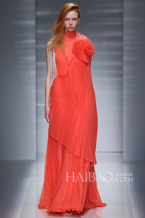 褶皱工艺的强烈表现力！薇欧奈 (Vionnet) 2014秋冬高定秀 海报时尚网亲临2014秋冬巴黎高定时装周11.jpg