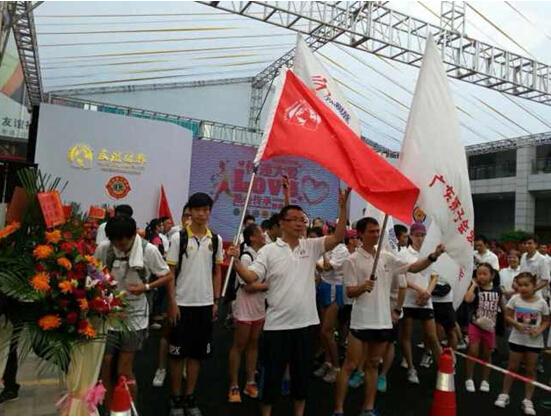 友谊裤都开业迎客 慈善嘉年华传递正能量1.jpg