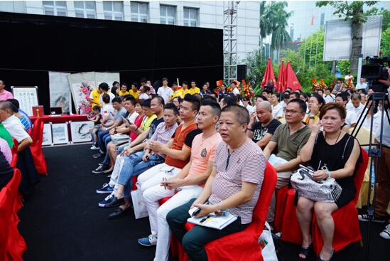 友谊裤都开业迎客 慈善嘉年华传递正能量2.jpg