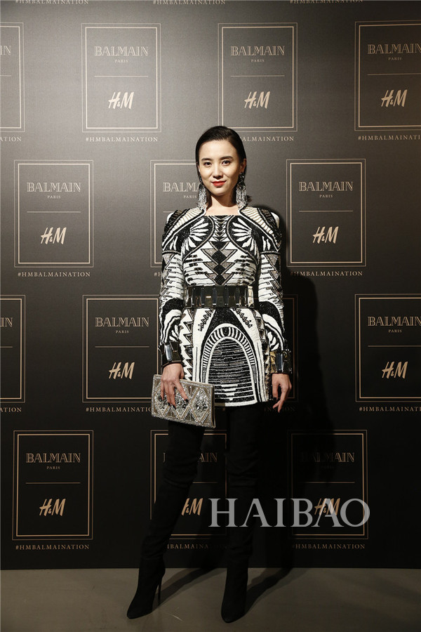 宋佳身著BALMAIN X H&amp;M設(shè)計師合作系列連衣裙出席品牌活動0.jpg