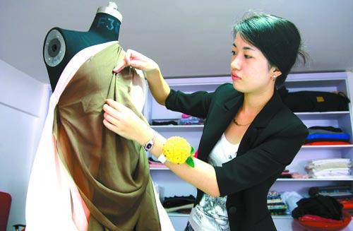 电商搭平台 市民可向设计师定制服装0.jpg