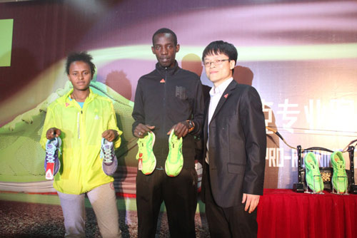 匹克签约马拉松世界冠军 发布跑鞋“箭羽”0.jpg