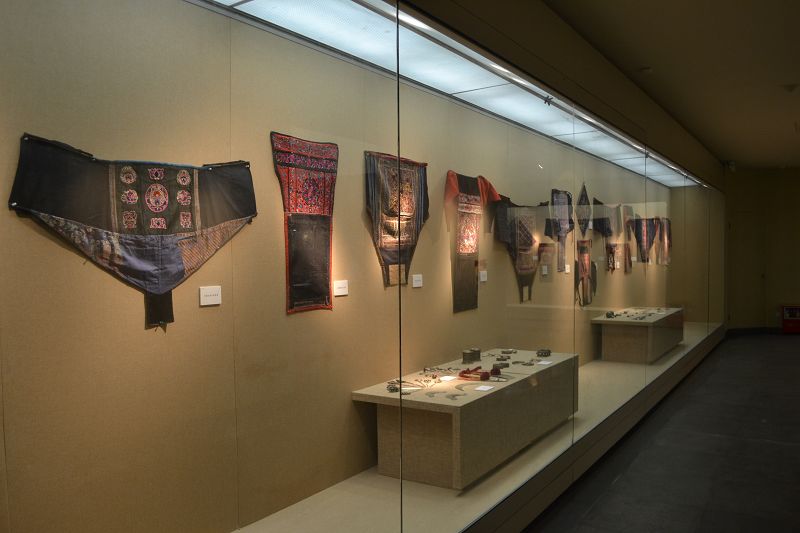 西南少数民族传统服装来武汉博物馆展出0.jpg