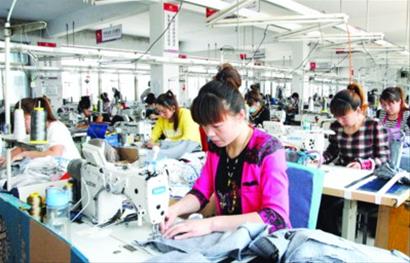 虎庄镇服装业靠升级赢市场 年产值达10多亿元0.jpg