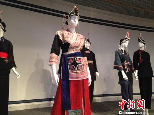   畲族“凤凰霓裳”现身杭州 “山哈”文化待与时尚融合1.jpg