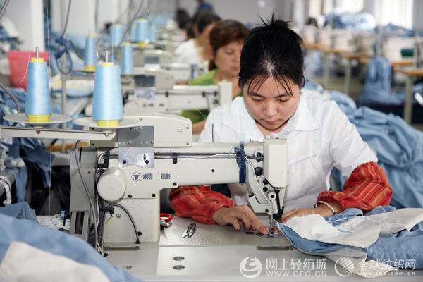 2015年上半年中国服装产量达141.98万件0.jpg