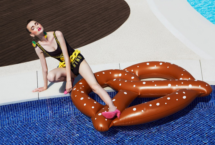 模特Georgiana演绎夏日惬意泳池风尚2.jpg