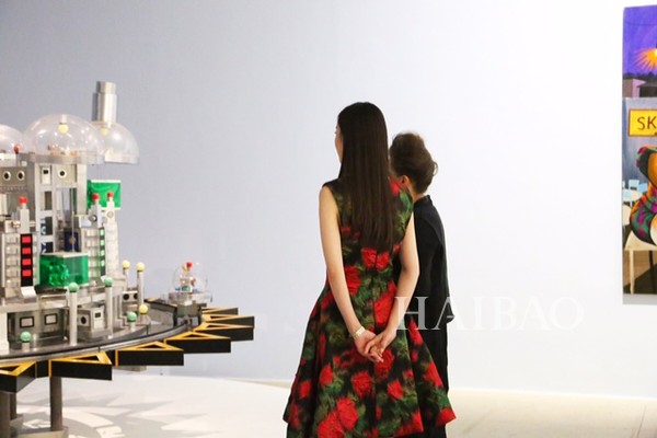 倪妮身着印花连衣裙参观卡地亚Cartier艺术展览2.jpg