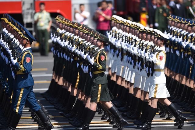 時裝界的閱兵正式開始！一起玩轉(zhuǎn)“軍裝”style0.jpg