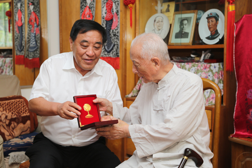 抗战胜利70周年纪念章献给“老纺织”0.jpg