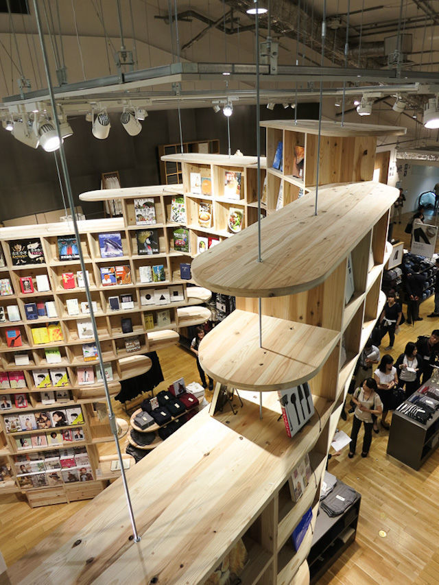 无印良品在东京开了全球最大旗舰店，拿一万本书做装饰2.jpg