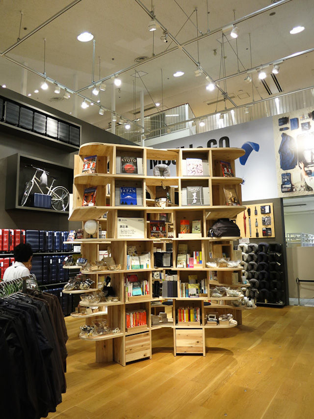 无印良品在东京开了全球最大旗舰店，拿一万本书做装饰3.jpg