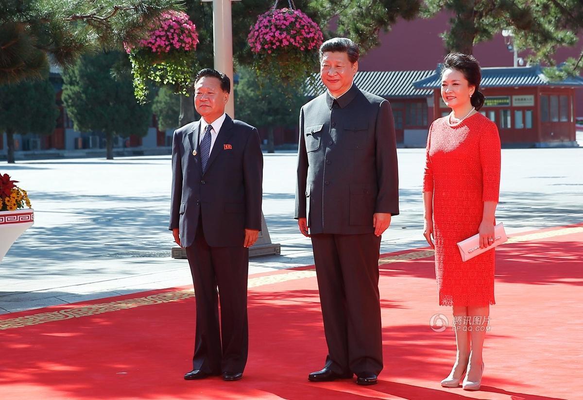 彭丽媛一天3换造型 一袭红装被赞相当惊艳2.jpg