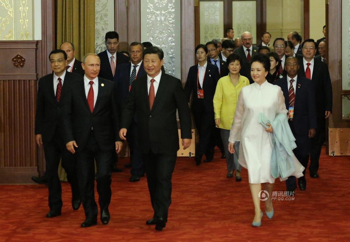 彭丽媛一天3换造型 一袭红装被赞相当惊艳3.jpg
