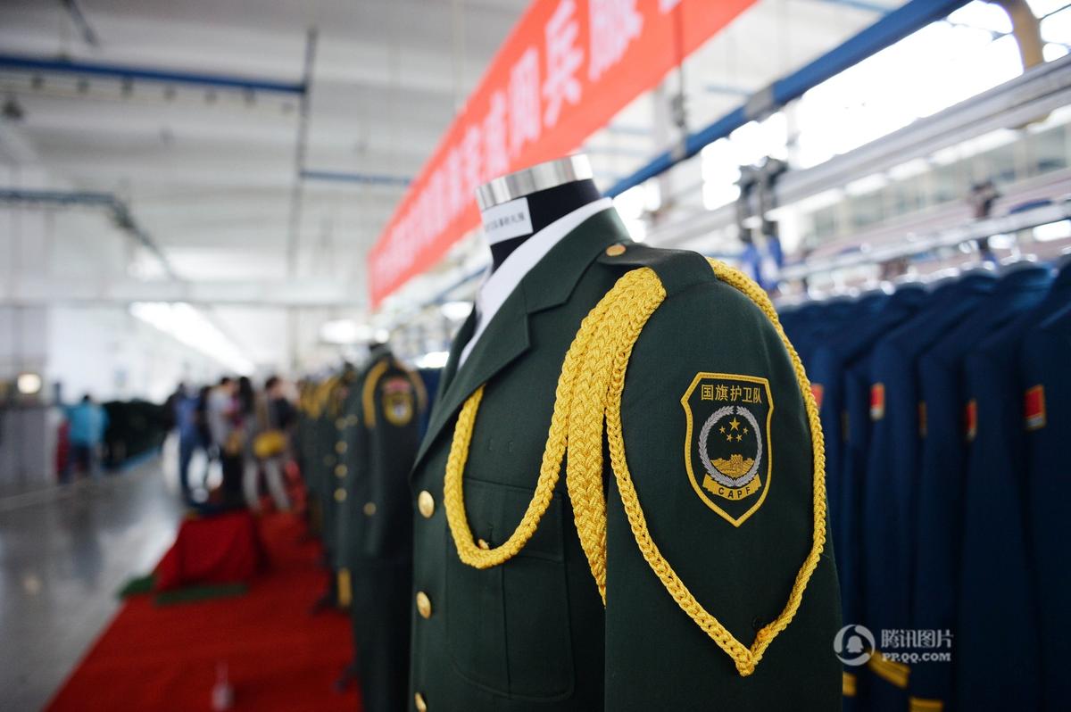 探访石家庄阅兵服生产企业：2000余名工人赶制250194套服装0.jpg