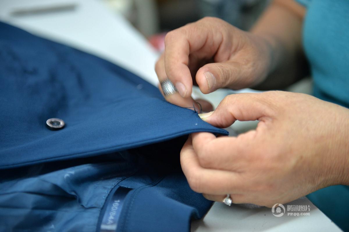 探访石家庄阅兵服生产企业：2000余名工人赶制250194套服装1.jpg