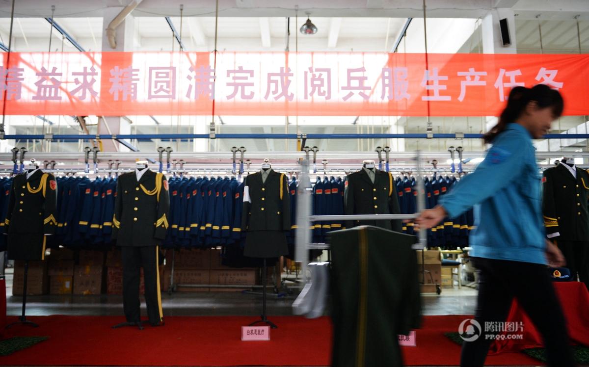 探访石家庄阅兵服生产企业：2000余名工人赶制250194套服装2.jpg