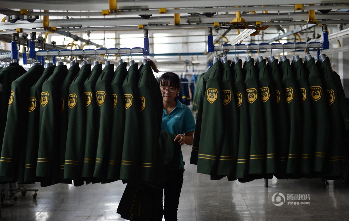探访石家庄阅兵服生产企业：2000余名工人赶制250194套服装3.jpg