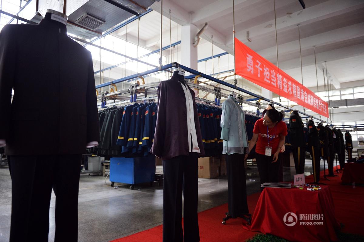 探访石家庄阅兵服生产企业：2000余名工人赶制250194套服装4.jpg