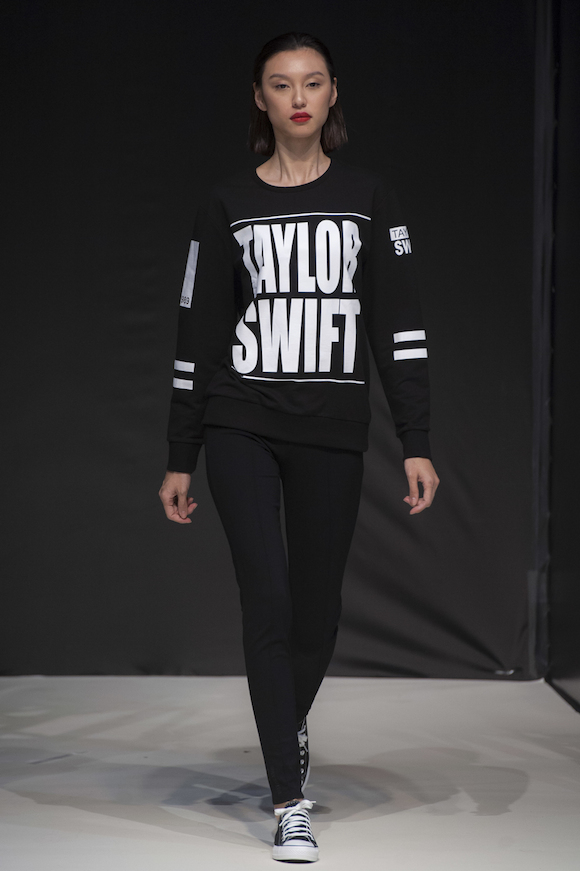 Taylor Swift新服装线亮相香港时装周 走秀作品令人失望5.jpg