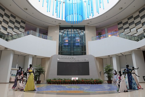 纺织航母引“聚变” ——全国网媒探营柯桥轻纺城0.jpg